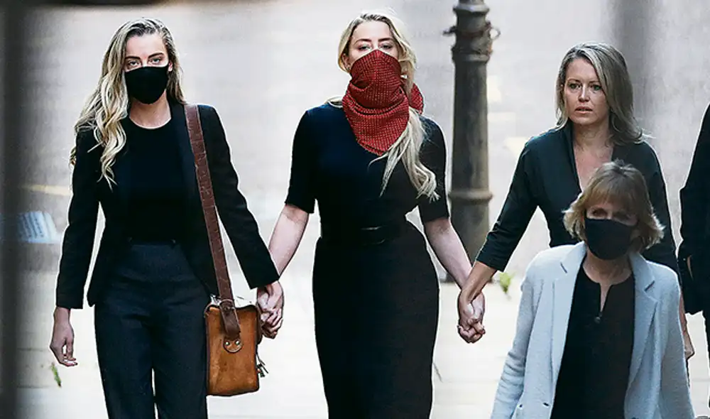 Respaldada. Amber Heard (al centro) de la mano de su hermana y abogada. (Foto: AFP) Respaldada. Amber Heard (al centro) de la mano de su hermana y abogada. (Foto: AFP)