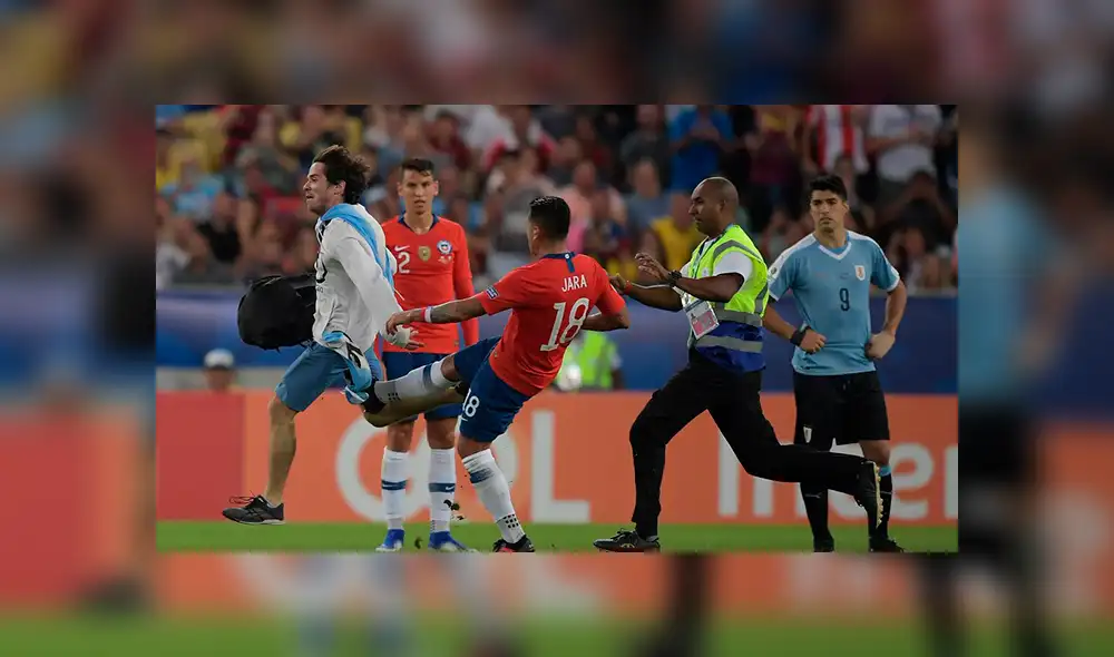 El jugador chileno no fue expulsado por esta agresión. Crédito: AFP