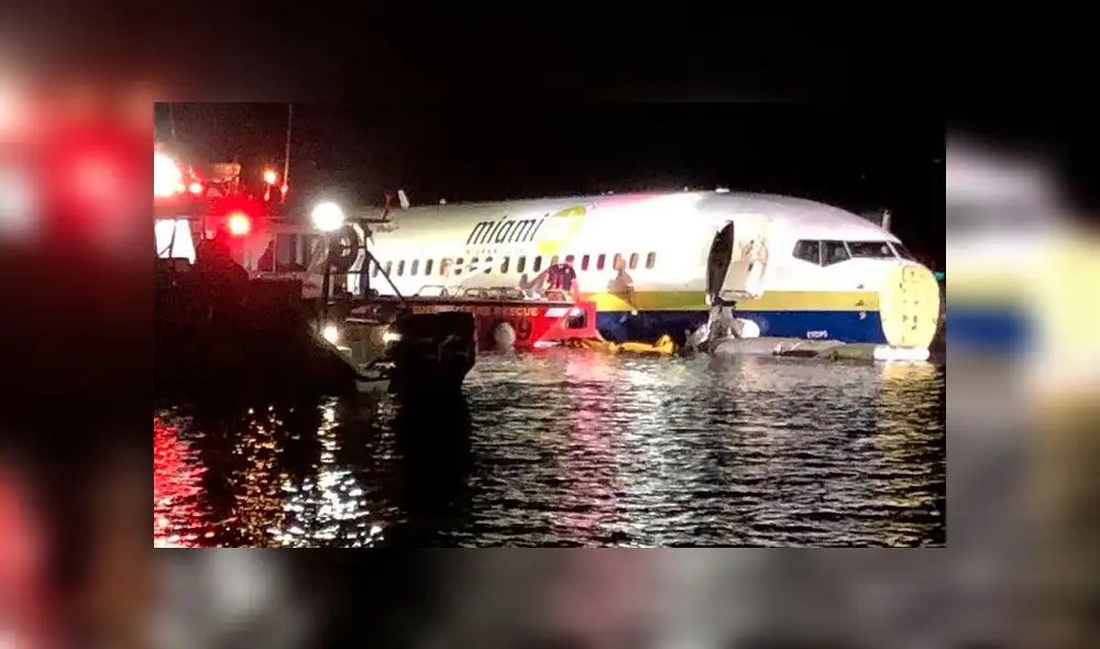 Avión de pasajeros se sale de pista y cae a río en Florida