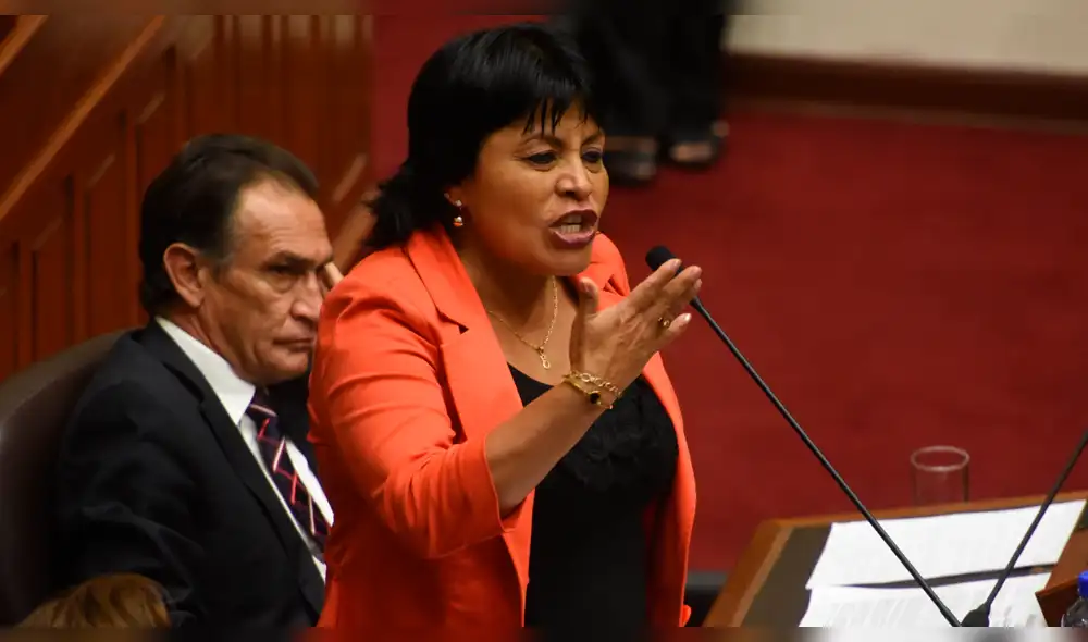 Comisión de Ética no investigará a Esther Saavedra por agredir a periodista Comisión de Ética no investigará a Esther Saavedra por agredir a periodista