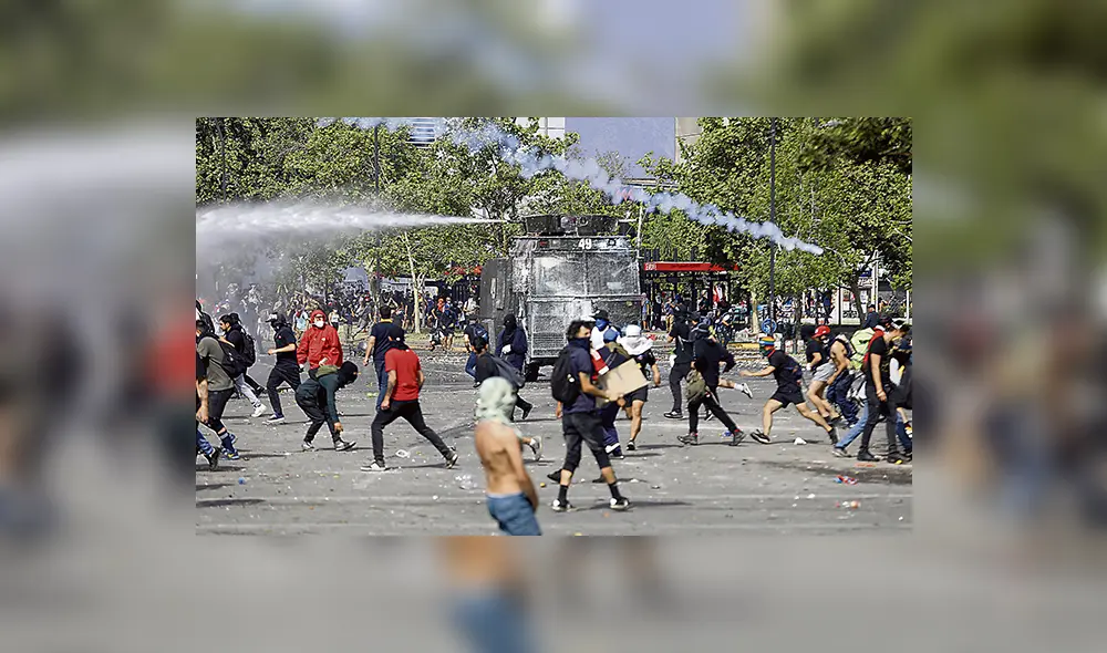 Desafían. Pese a la represión, desde el fin de semana los jóvenes manifestantes, en su mayoría, se mantienen firmes en la calles. (Jorge Cerdán) Desafían. Pese a la represión, desde el fin de semana los jóvenes manifestantes, en su mayoría, se mantienen firmes en la calles. (Jorge Cerdán)