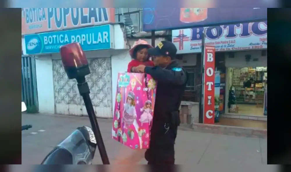 Cusco: policía sorprende con regalo de Navidad a pequeña caramelera [VIDEO]