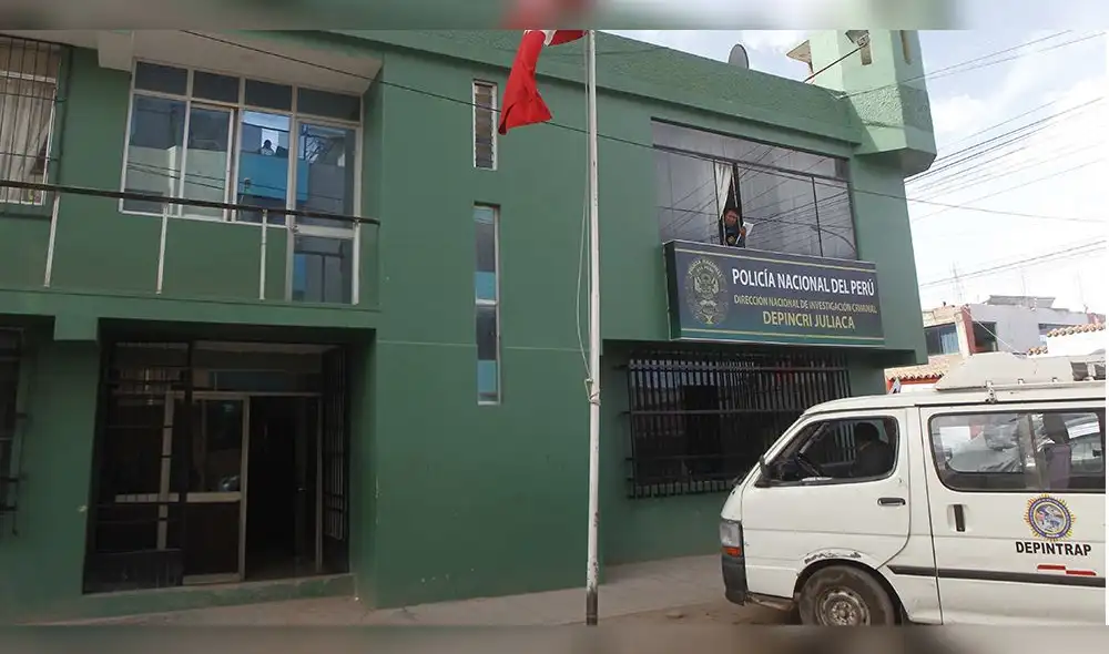 Efectivos policiales investigan este asalto a una vivienda en Juliaca, por parte de 10 delincuentes.. Efectivos policiales investigan este asalto a una vivienda en Juliaca, por parte de 10 delincuentes..