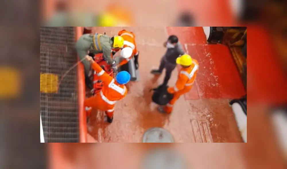 Rescate en alta mar. Fotos: Óscar Chumpitaz. Rescate en alta mar. Fotos: Óscar Chumpitaz.