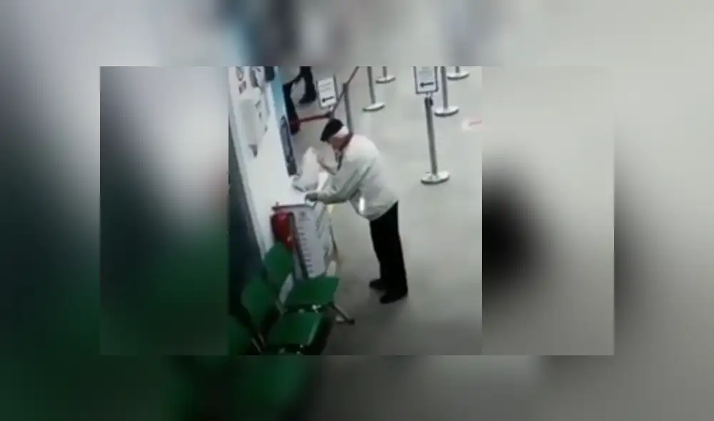 A través de Facebook se hizo viral el momento en que un hombre confunde un extintor con un recipiente de gel. A través de Facebook se hizo viral el momento en que un hombre confunde un extintor con un recipiente de gel.