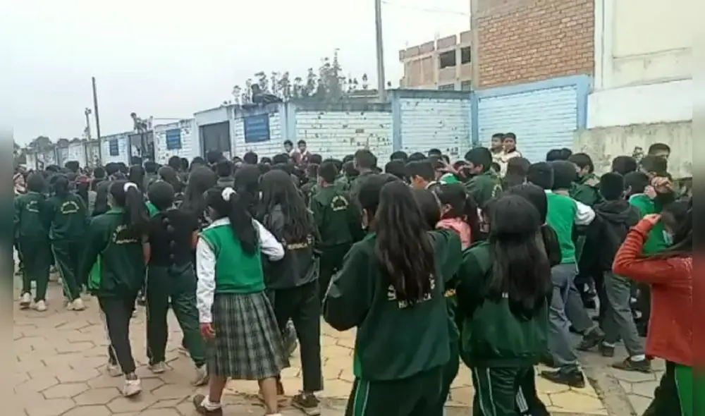Escolares salen a protestar por las calles de Huarmaca. Foto: La República. Escolares salen a protestar por las calles de Huarmaca. Foto: La República.