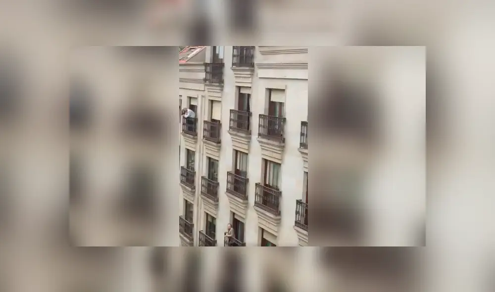 Desliza las imágenes hacia la izquierda para apreciar el noble gesto de un pequeño para alegrar a sus vecinos.