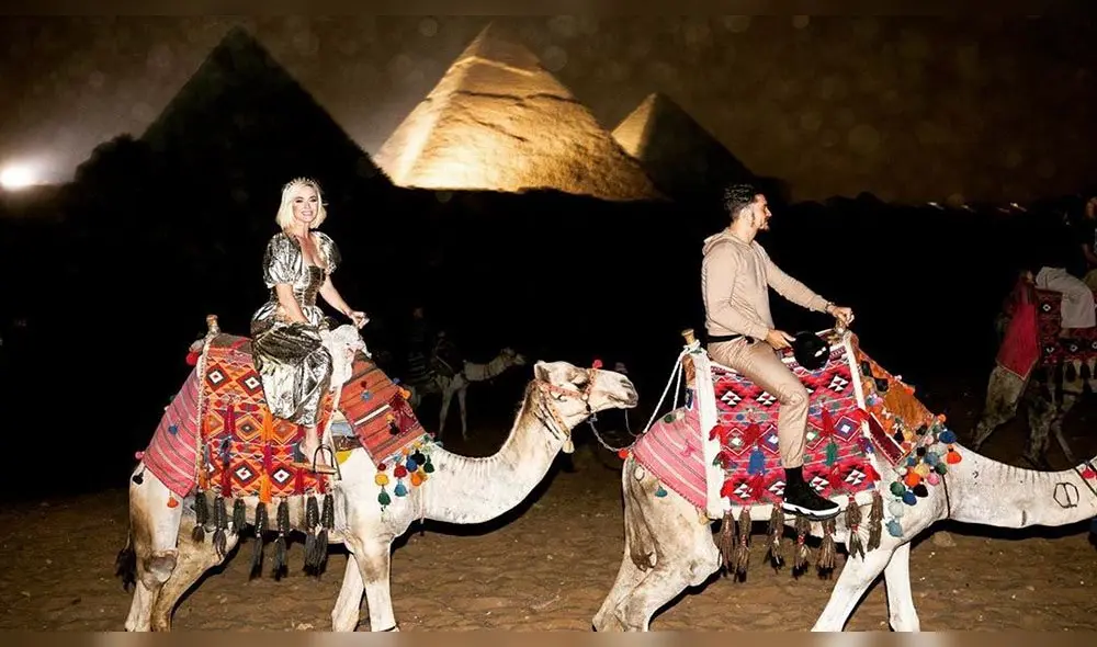 Katy Perry luce imponente vestido ante las pirámides de Egipto