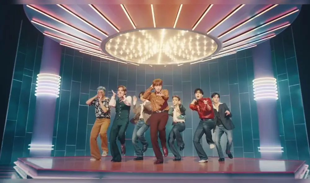 Desliza para ver más fotos del MV "Dynamite" de BTS. Créditos: Big Hit Entertainment Desliza para ver más fotos del MV "Dynamite" de BTS. Créditos: Big Hit Entertainment