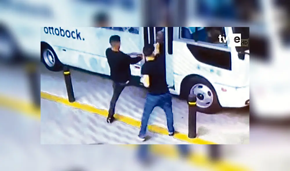 Violentos. Instante del ataque al vehículo que transportaba a extranjeros en San Isidro.