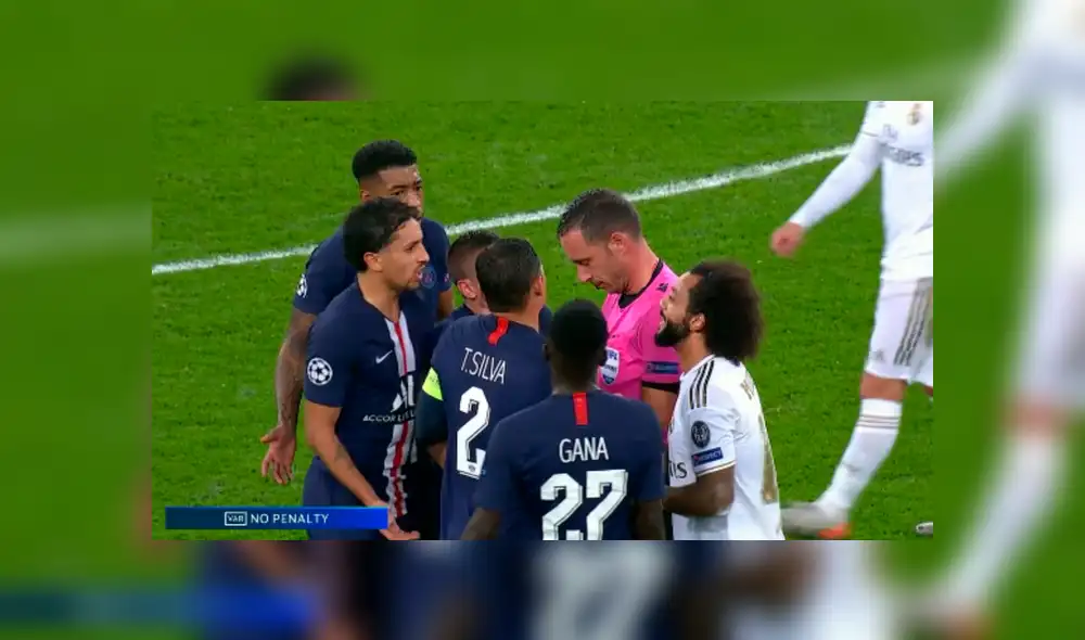 Thibaut Courtois fue expulsado por cometer una falta en el área, pero el VAR lo salvó. | Foto: Fox Sports Thibaut Courtois fue expulsado por cometer una falta en el área, pero el VAR lo salvó. | Foto: Fox Sports