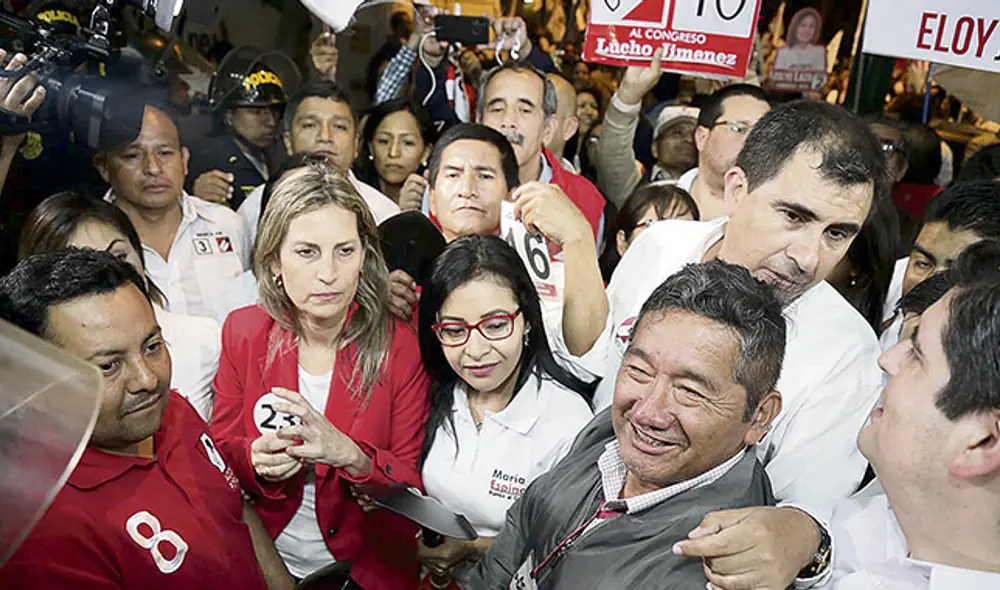 Solos. Milagros Takayama y Roy Ventura inscribieron a FP. (Foto: Mauricio Malca) Solos. Milagros Takayama y Roy Ventura inscribieron a FP. (Foto: Mauricio Malca)
