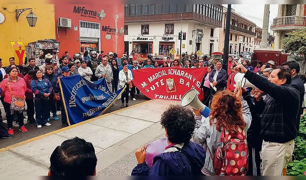 Educación inició el reemplazo y descuento a maestros que acatan la huelga Educación inició el reemplazo y descuento a maestros que acatan la huelga