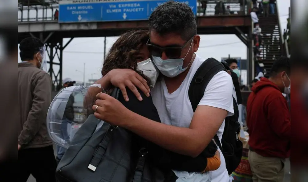 Emotivo encuentro de pasajeros que llegan del Cusco y sus familiares a las afueras del Jorge Chávez / Fotos: John Reyes
