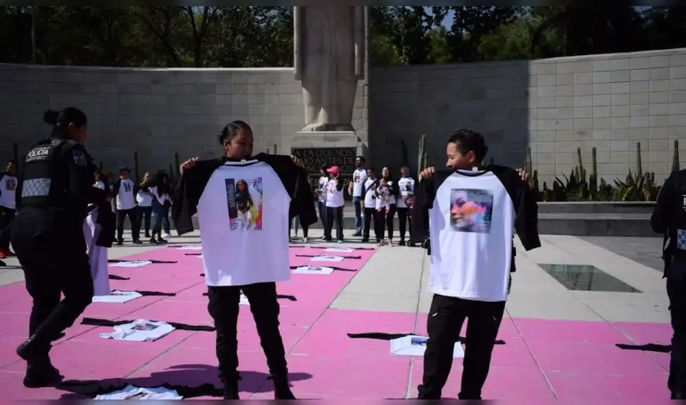 Grupos de mujeres pegaron cruces rosas por todo el país y pintaron una gigante a los pies del Monumento a la Madre. Foto: Twitter.