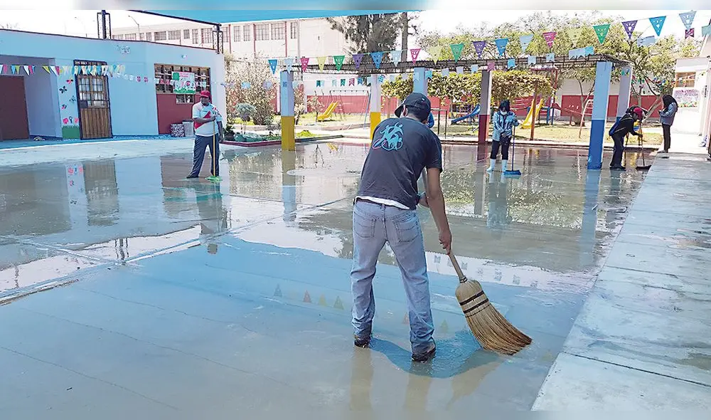 apoyo. Padres ayudaron a limpiar jardín inicial afectado. apoyo. Padres ayudaron a limpiar jardín inicial afectado.