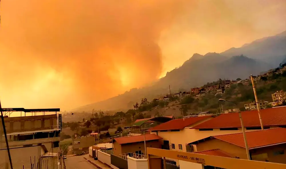 Autoridades locales han alarmado a la población de la gravedad de este dantesco incendio que ya ha cobrado la vida de decenas de animales silvestres de la fauna del lugar. Foto: twitter @saul_ancco_m Autoridades locales han alarmado a la población de la gravedad de este dantesco incendio que ya ha cobrado la vida de decenas de animales silvestres de la fauna del lugar. Foto: twitter @saul_ancco_m