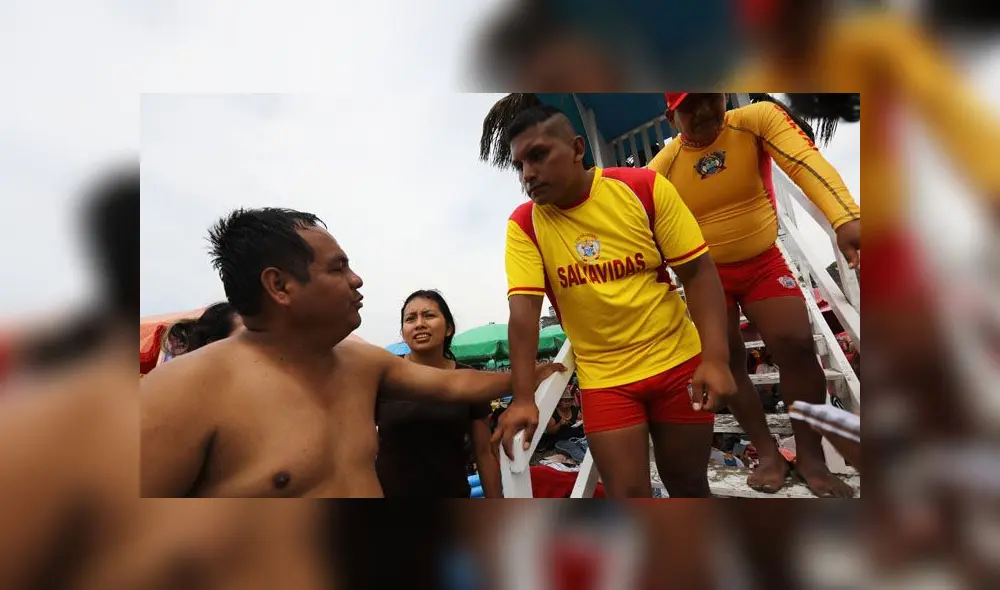 Agua Dulce se vio repleta de personas, quienes llegaron con sombrillas y muchas ganas de pasar el primer día del año. (Foto: Jorge Cerdán / La República)