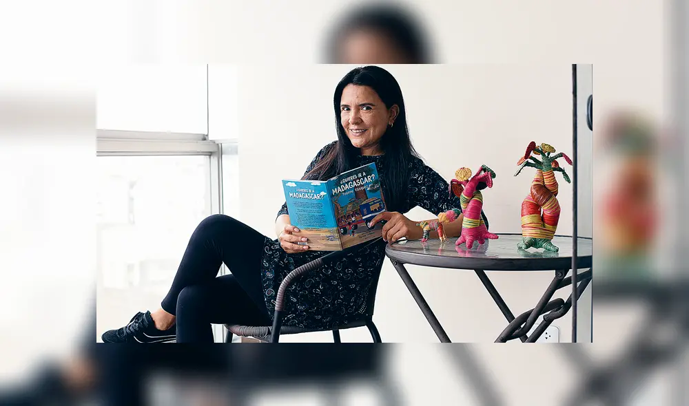 La autora sostiene su libro surgido luego de su viaje a Madagascar.