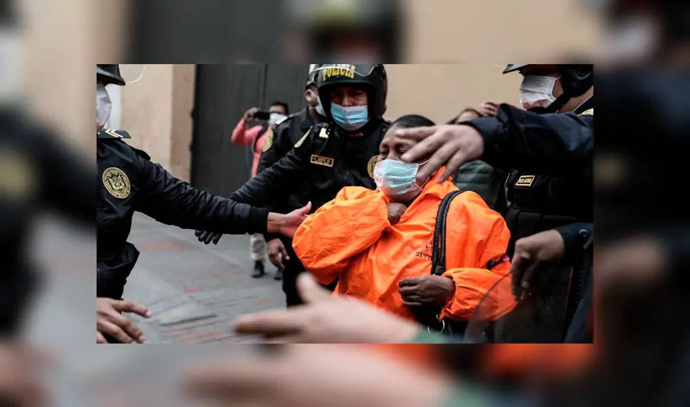 Trabajadoras de Sitobur fueron reprimidas por agentes de la PNP. Foto: Aldair Mejía / La República