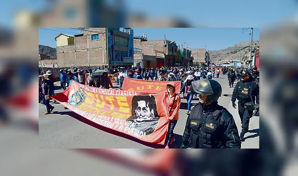 marcha. Policía resguardó movilización en el Altiplano.