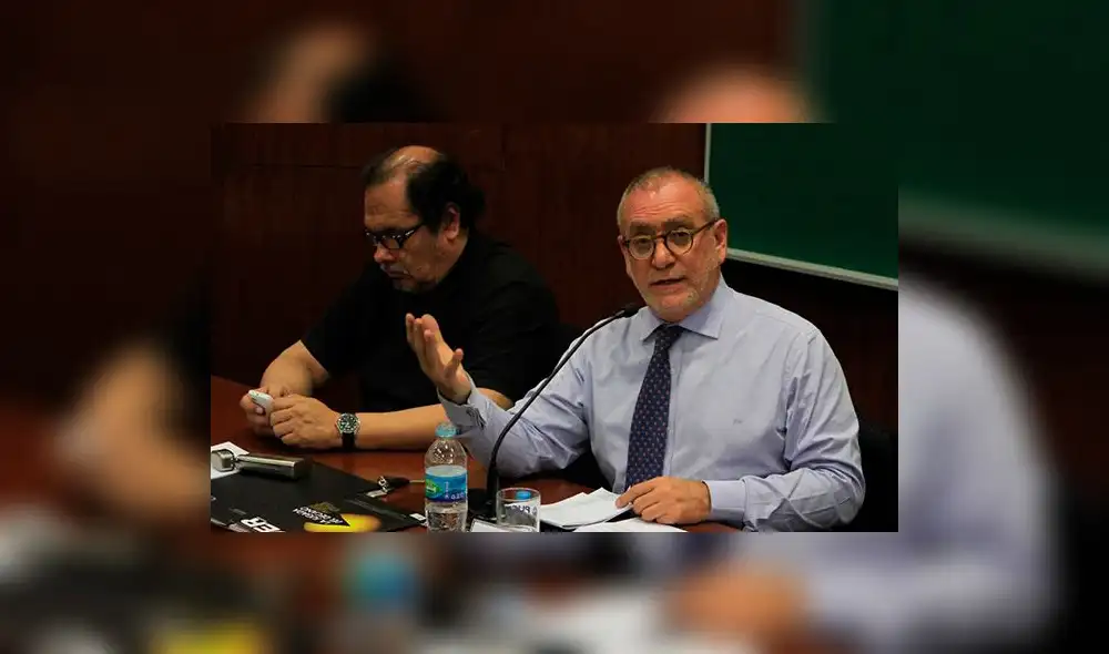 Álvarez Rodrich: Políticos quieren desprestigiar a la prensa que revela sobornos Álvarez Rodrich: Políticos quieren desprestigiar a la prensa que revela sobornos