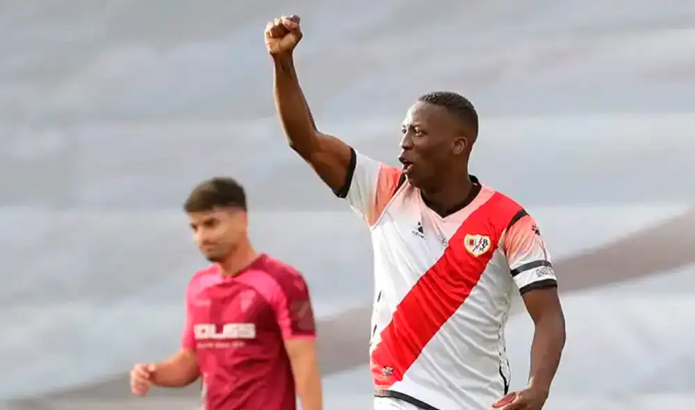 Luis Advíncula convirtió el primer gol en el regreso de LaLiga 2. (FOTO: AFP).