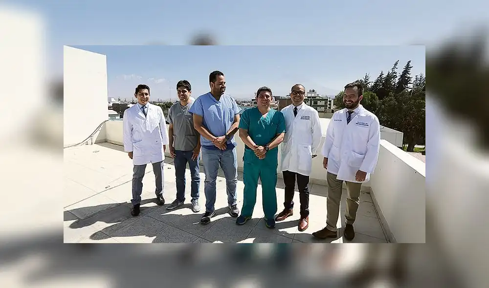 Equipo. Médicos realizaron la cirugía por espacio de ocho horas.