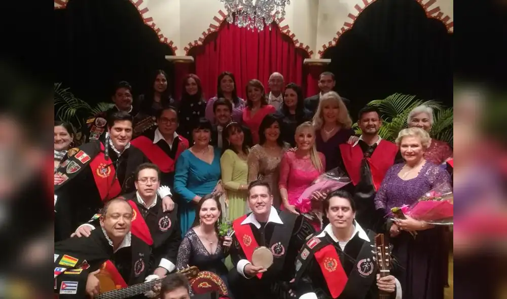 Integrantes del Grupo de Zarzuela del Club Regatas de Lima.