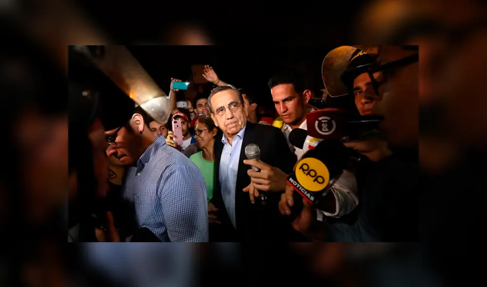 Venezolanos en Perú protestan contra Nicolás Maduro frente a la Embajada