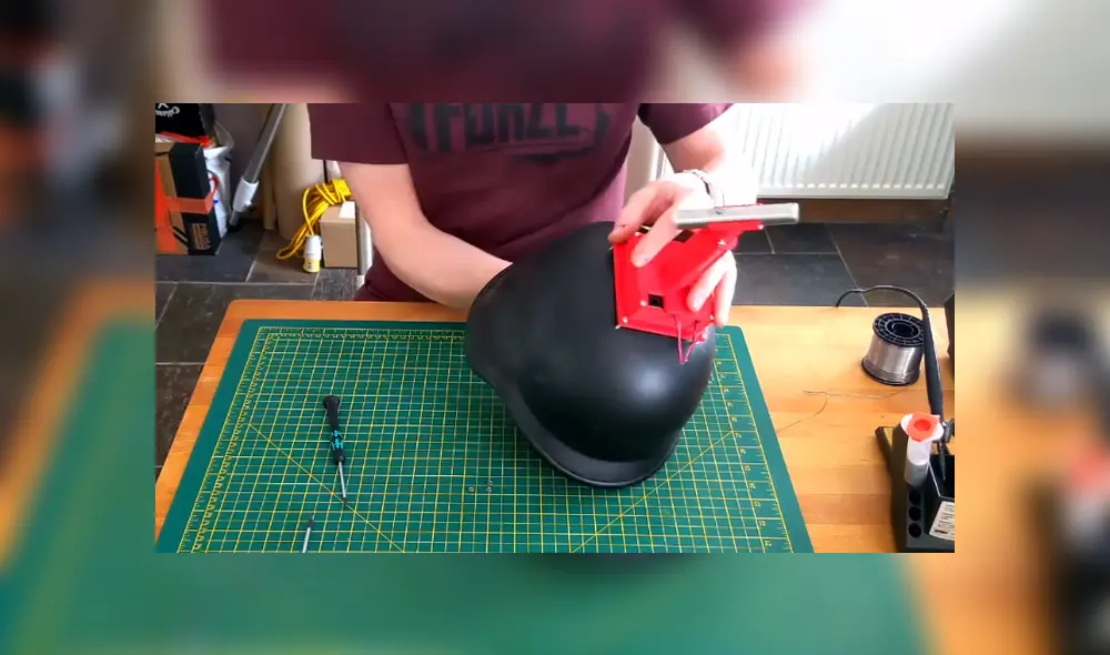 A través de YouTube se ha hecho viral el insólito invento de un hombre para mantener la distancia social. A través de YouTube se ha hecho viral el insólito invento de un hombre para mantener la distancia social.