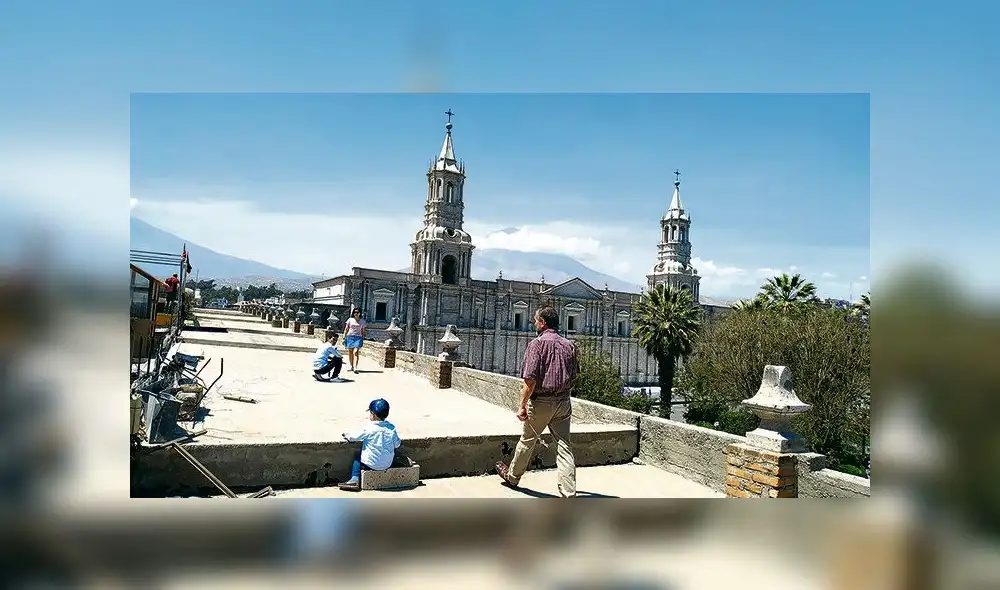 En polémica. Turistas siguen ingresando a azotea del portal.