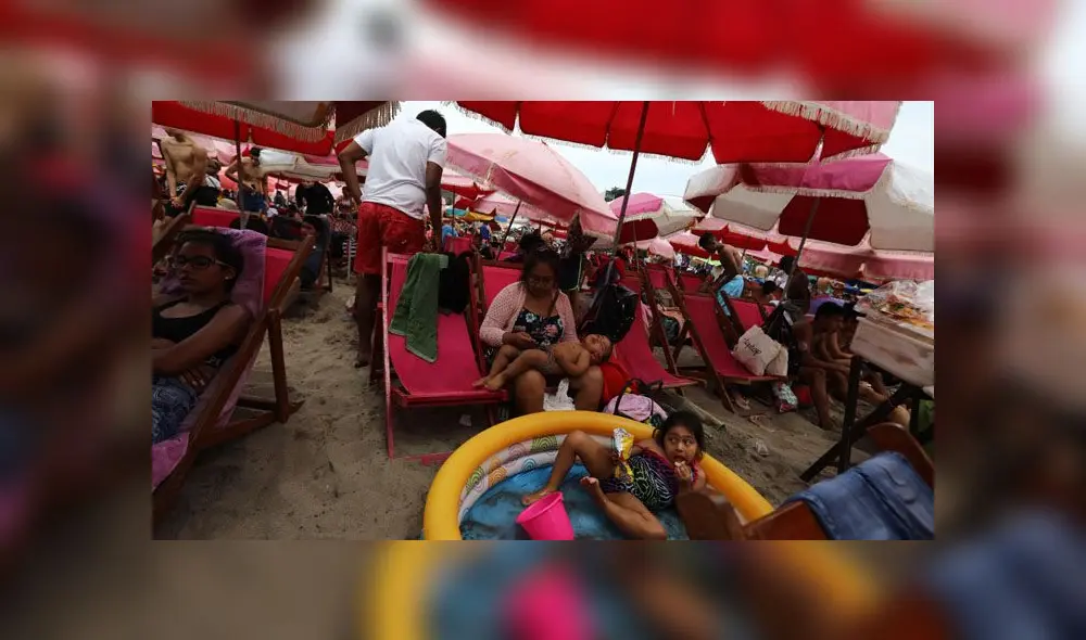 Agua Dulce se vio repleta de personas, quienes llegaron con sombrillas y muchas ganas de pasar el primer día del año. (Foto: Jorge Cerdán / La República)