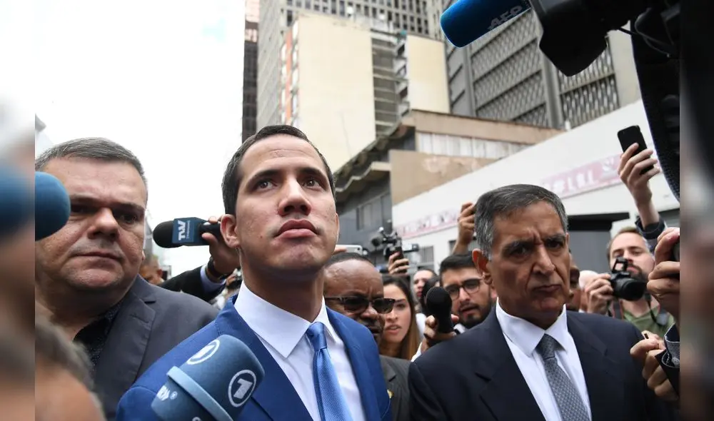 Guaidó y varios diputados de la mayoría opositora legislativa no pudieron ingresar al Palacio Legislativo debido a piquetes policiales y militares. Foto: AFP. Guaidó y varios diputados de la mayoría opositora legislativa no pudieron ingresar al Palacio Legislativo debido a piquetes policiales y militares. Foto: AFP.