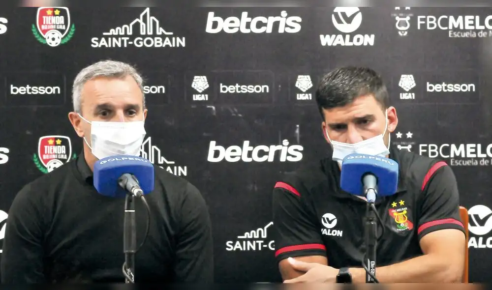 JUNTOS. Cuesta acompañó a Lavallén en conferencia. Delantero pide dar vuelta a la página.