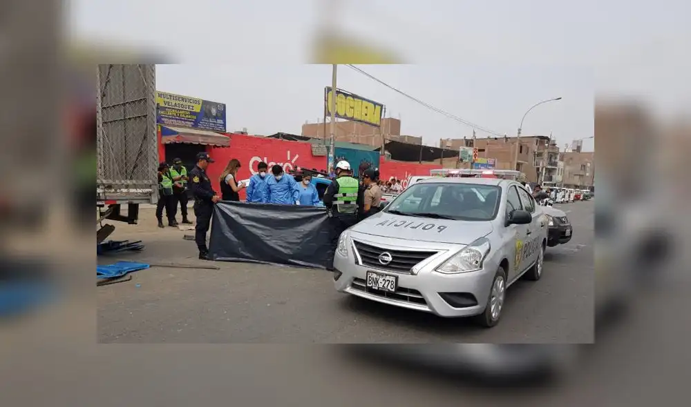 Según testigos, la mototaxi chocó contra el camión cuando este último estaba estacionado. (Foto: Johan Klug / La República) Según testigos, la mototaxi chocó contra el camión cuando este último estaba estacionado. (Foto: Johan Klug / La República)