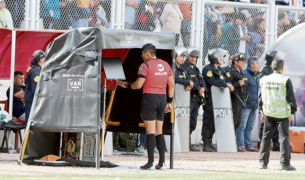 Primera vez en el perú. Michael Espinoza revisa el VAR en el partido en Juliaca.