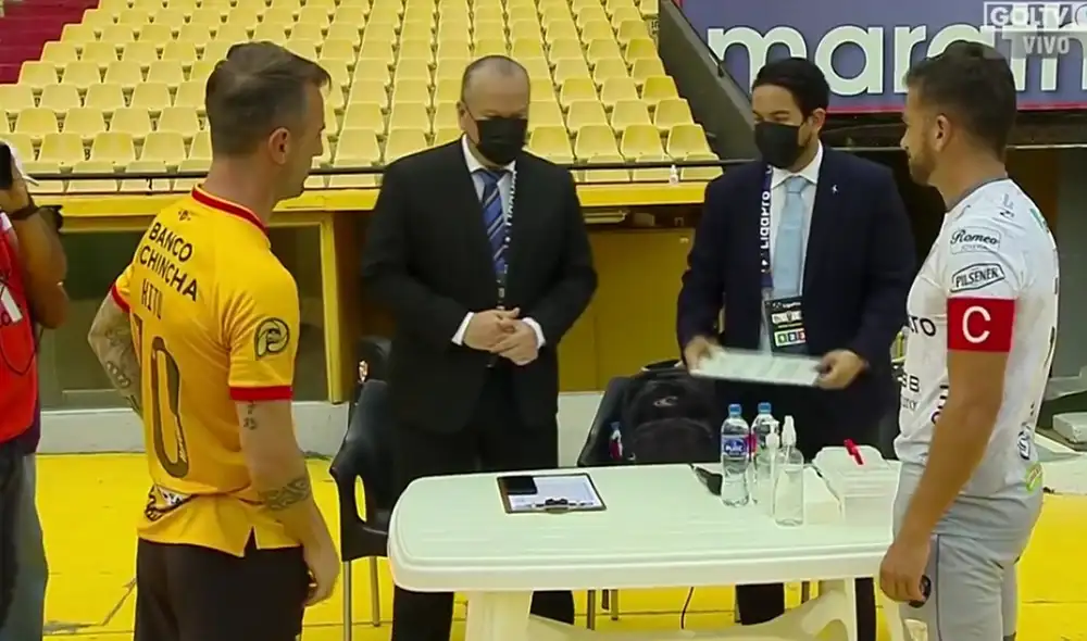 Jugadores de Barcelona SC y de Deportivo Cuenca estuvieron en el campo esperando el inicio del partido. Foto: captura GOLTV Jugadores de Barcelona SC y de Deportivo Cuenca estuvieron en el campo esperando el inicio del partido. Foto: captura GOLTV