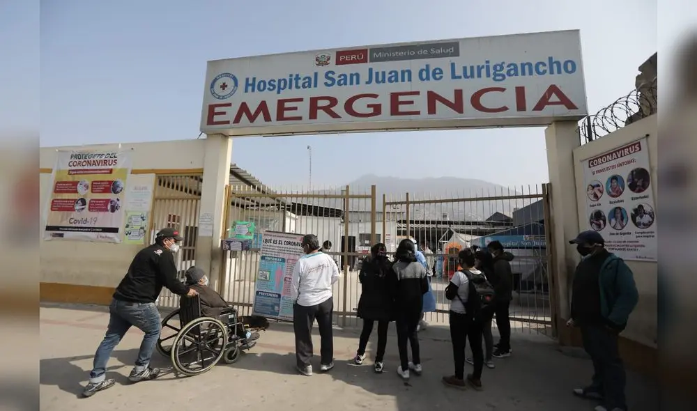 Comerciantes ambulantes se aglomeran afuera de hospital de San Juan de Lurigancho. Créditos: Jorge Cerdán / La República.