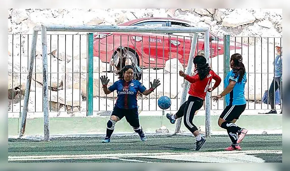 A la defensa. Las que son madres no quieren que sus hijas sufran lo mismo que ellas y las incentivan a participar en los torneos de fútbol.