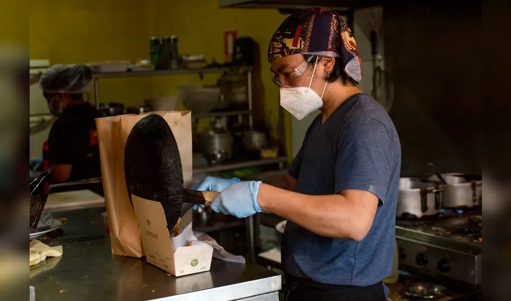 Tomás Matsufuji aplica
las técnicas de la comida nikkei para hacer platos peruanos como el cebiche. Crédito: John Reyes Tomás Matsufuji aplica
las técnicas de la comida nikkei para hacer platos peruanos como el cebiche. Crédito: John Reyes