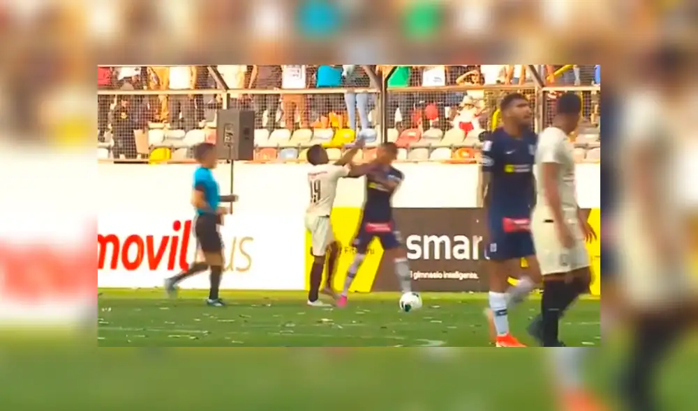 Ambos jugadores no llegaron a ser amonestados por este incidente. Créditos: Captura de TV Ambos jugadores no llegaron a ser amonestados por este incidente. Créditos: Captura de TV