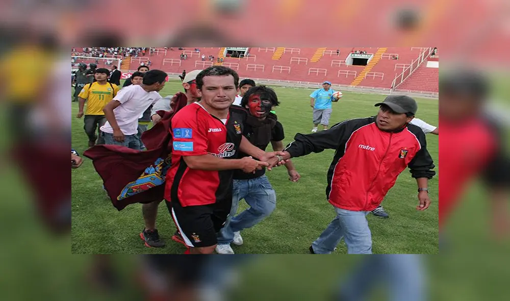 Meza Cuadra es consolado por los hinchas tras romper en llanto por salvar la categoría
