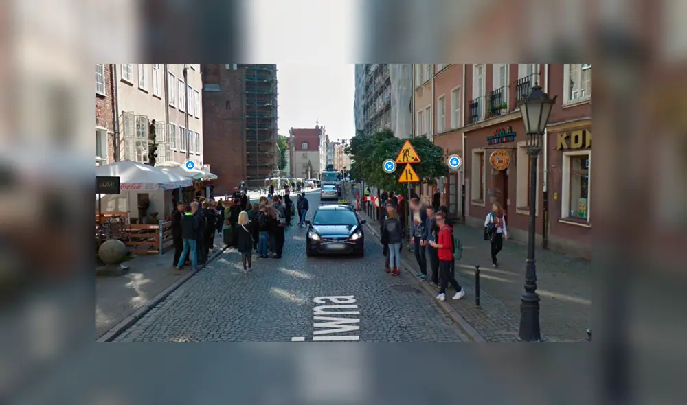 Desliza las imágenes para ver la divertida escena que protagonizó un grupo de adolescentes en Polonia. Foto: Google Maps