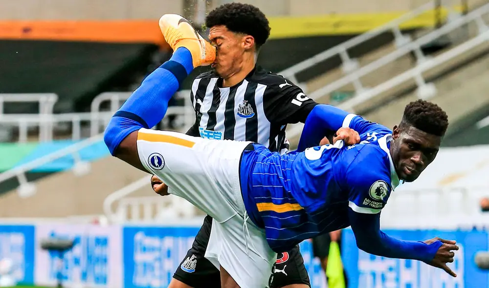 Bissouma intentó despejar el balón pero terminó impactando el rostro de Jamal Lewis. Foto: Captura/Premier League Bissouma intentó despejar el balón pero terminó impactando el rostro de Jamal Lewis. Foto: Captura/Premier League