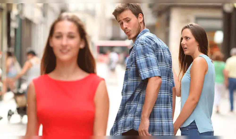 Hombre recrea accidentalmente el meme del "novio distraído" y se hace viral [FOTOS]