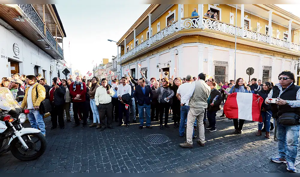 Presidente Vizcarra y gobernadores acuerdan revisar la licencia de Tía María Presidente Vizcarra y gobernadores acuerdan revisar la licencia de Tía María
