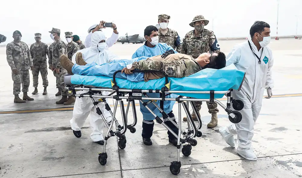 El cuerpo del oficial fallecido, Gustavo Manuel Valladares Neyra, llegó ayer al Grupo Aéreo Número 8, ante el pesar de sus familiares.