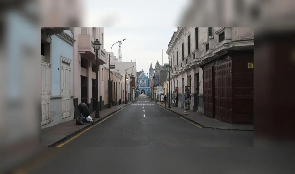 Algunas calles del Centro de Lima lucen menos vacías que un fin de semana habitual. Ciudadanos esperan pronunciamiento de presidente a las 8 de la noche. (Foto: Aldair Mejía)
