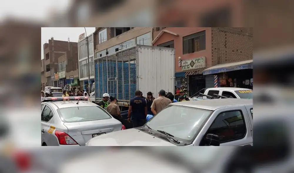 Según testigos, la mototaxi chocó contra el camión cuando este último estaba estacionado. (Foto: Johan Klug / La República) Según testigos, la mototaxi chocó contra el camión cuando este último estaba estacionado. (Foto: Johan Klug / La República)